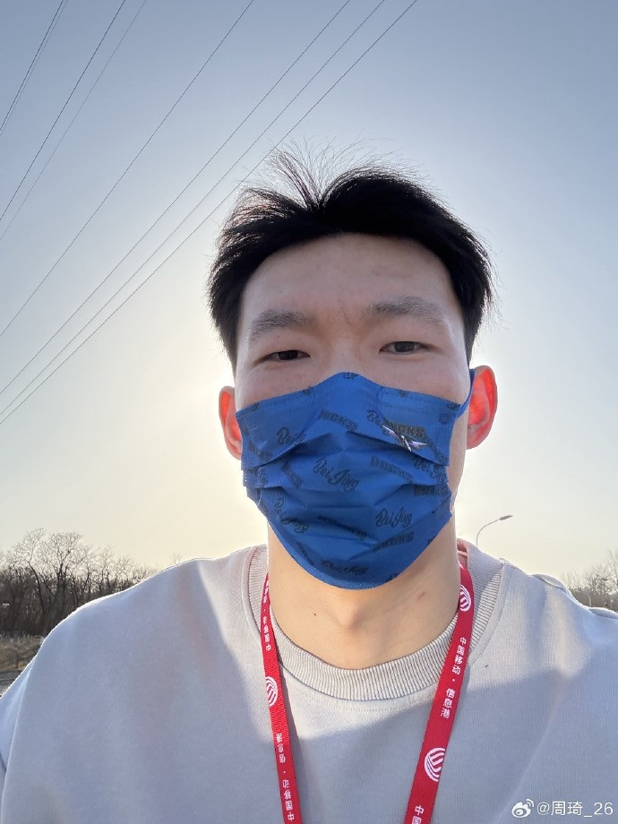 悠閑！周琦騎京牌電動(dòng)車出行：太陽出來了 開京牌兜兜風(fēng)！