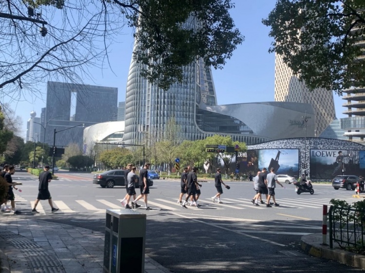 心態(tài)放松，有網(wǎng)友拍到澳大利亞隊早上在萬象城citywalk