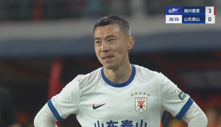34分鐘0-3落后！36歲鄭錚苦笑36歲大雷沮喪 替補(bǔ)席黃政宇神態(tài)輕松