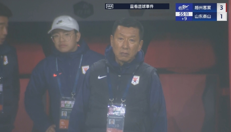 半場1-3落后遞補隊！場邊的崔康熙表情焦急