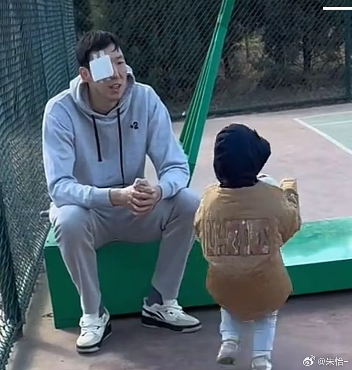 顧家好男人！記者曬出周琦手術(shù)后回歸家庭帶娃照片