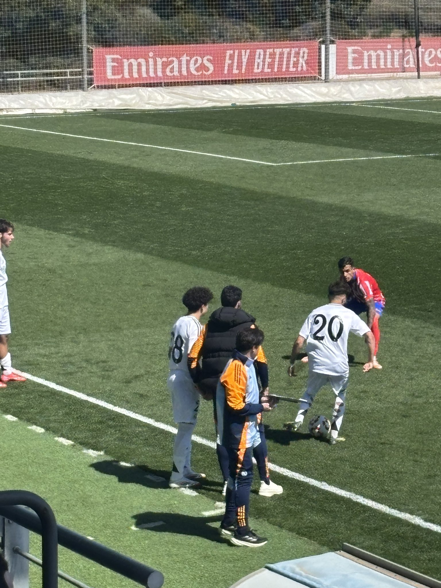 天賦滿滿！馬塞洛15歲兒子恩佐皇馬U19首秀，登場5分鐘腳后跟助攻