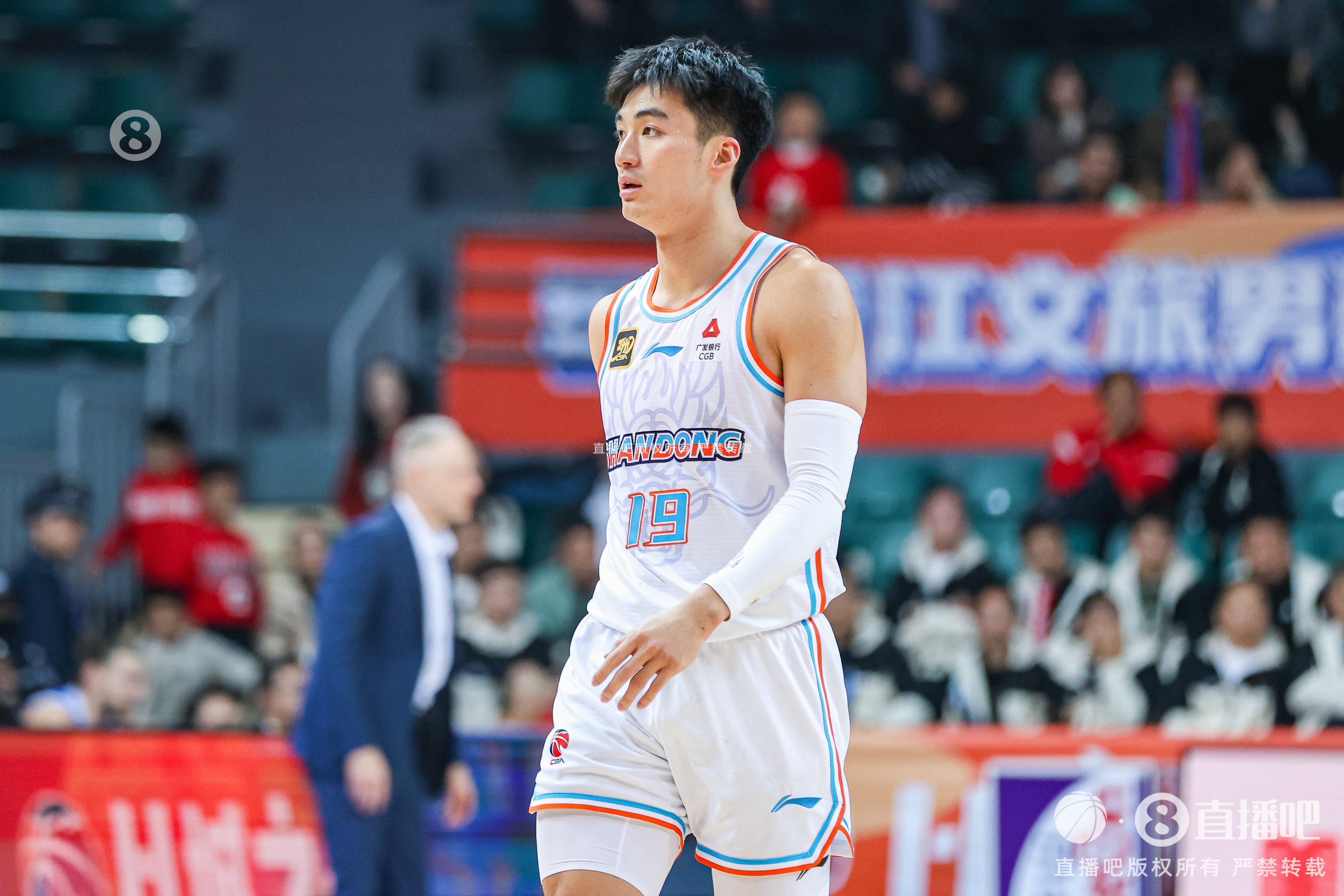 今天效率奇高！于德豪上半場11分鐘7投5中砍下全隊最高的12分