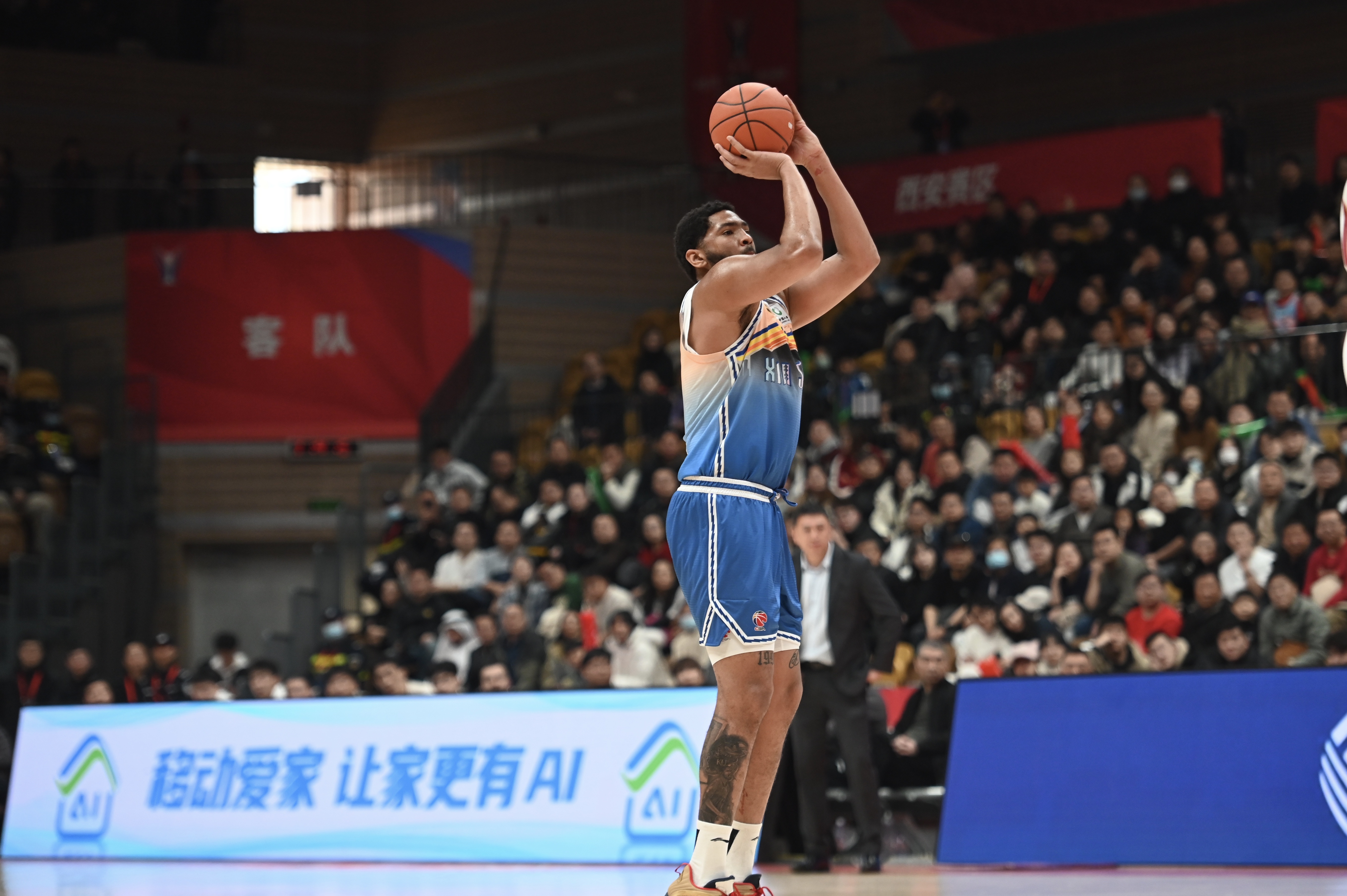 率先發(fā)力！新疆外援勞森首節(jié)7中5拿到11分 三分2中1