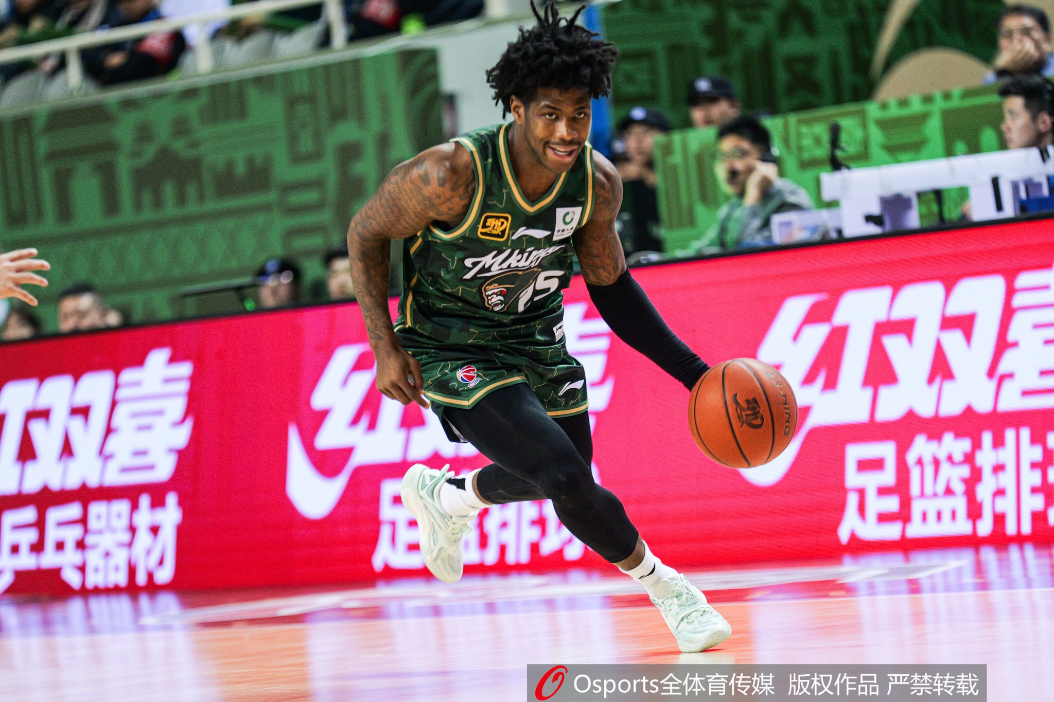 這外援猛得很！肯德里克-戴維斯16投12中&罰球18中15砍43分6板9助